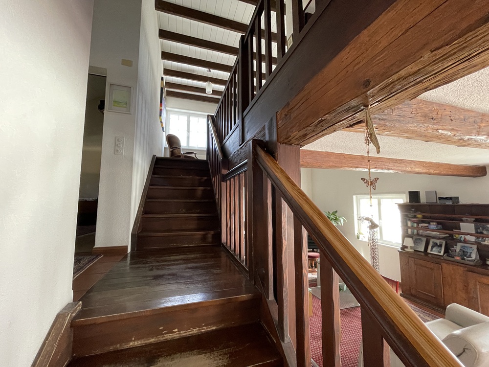 Treppenhaus mit Galerie und offenem Wohnbereich