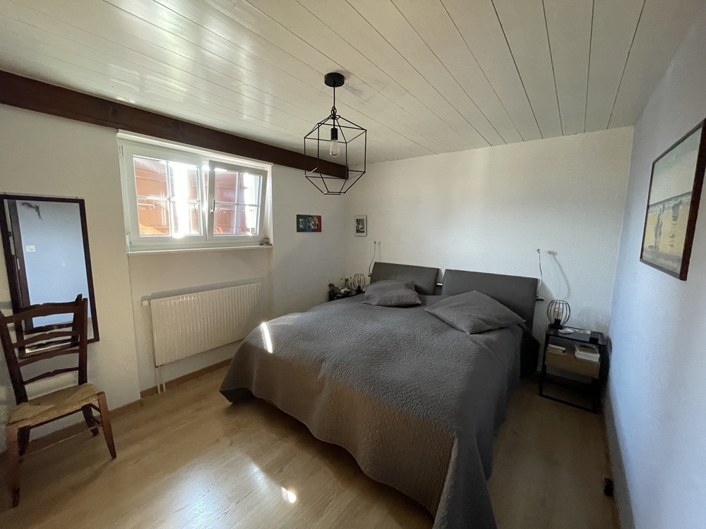Schlafzimmer mit Doppelbett und Tageslicht
