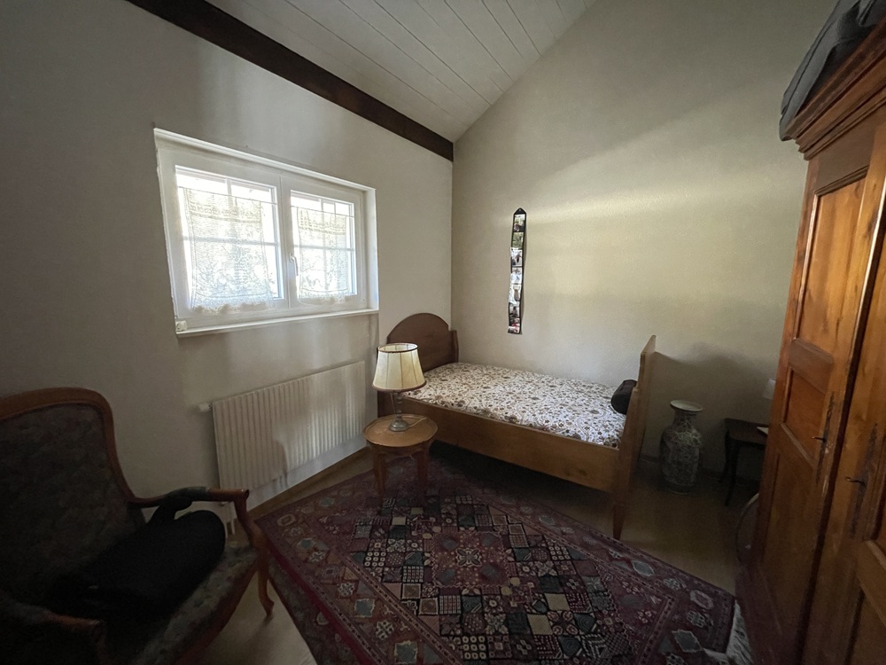 Kleines Schlafzimmer mit Einzelbett und Tageslicht