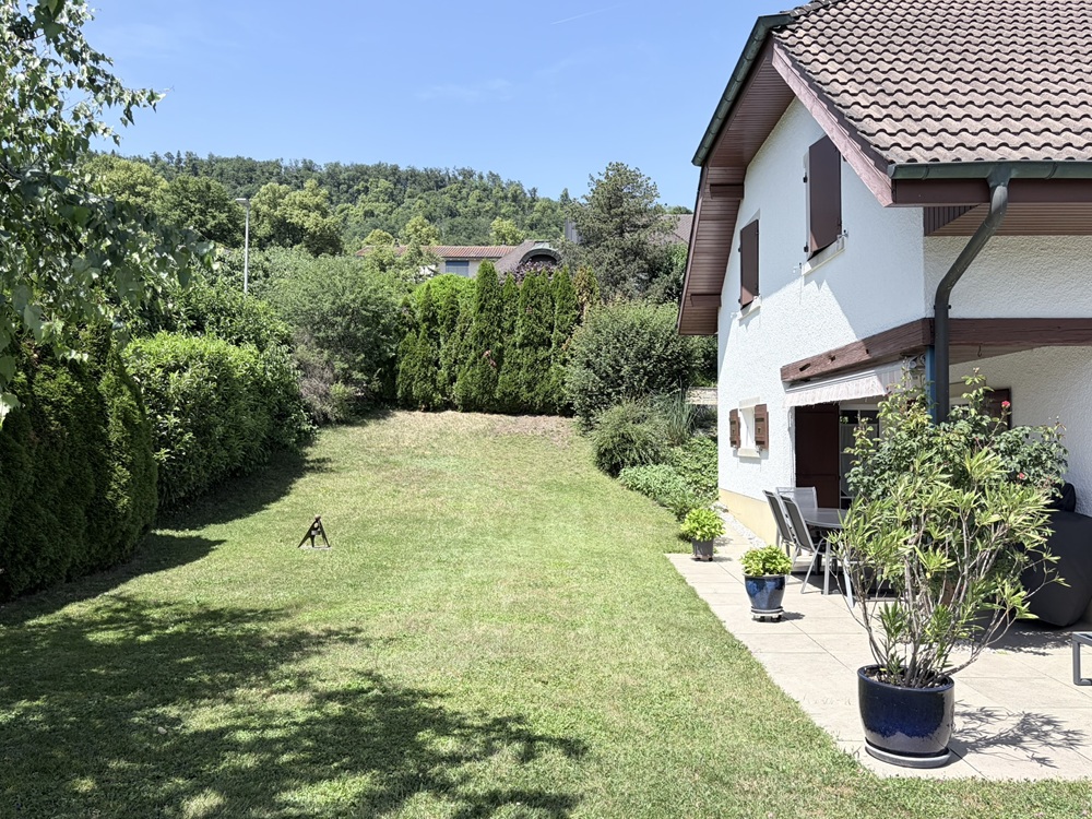 Gartenansicht eines Einfamilienhauses