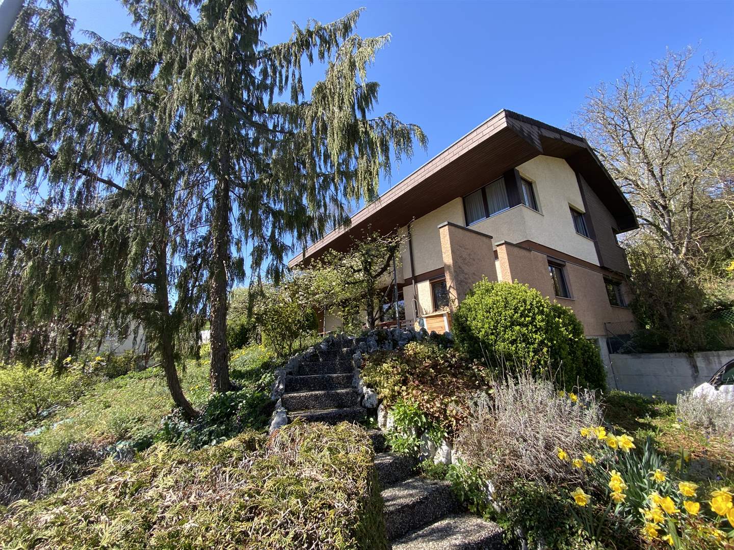 Wohnhaus im Grünen mit steilem Dach
