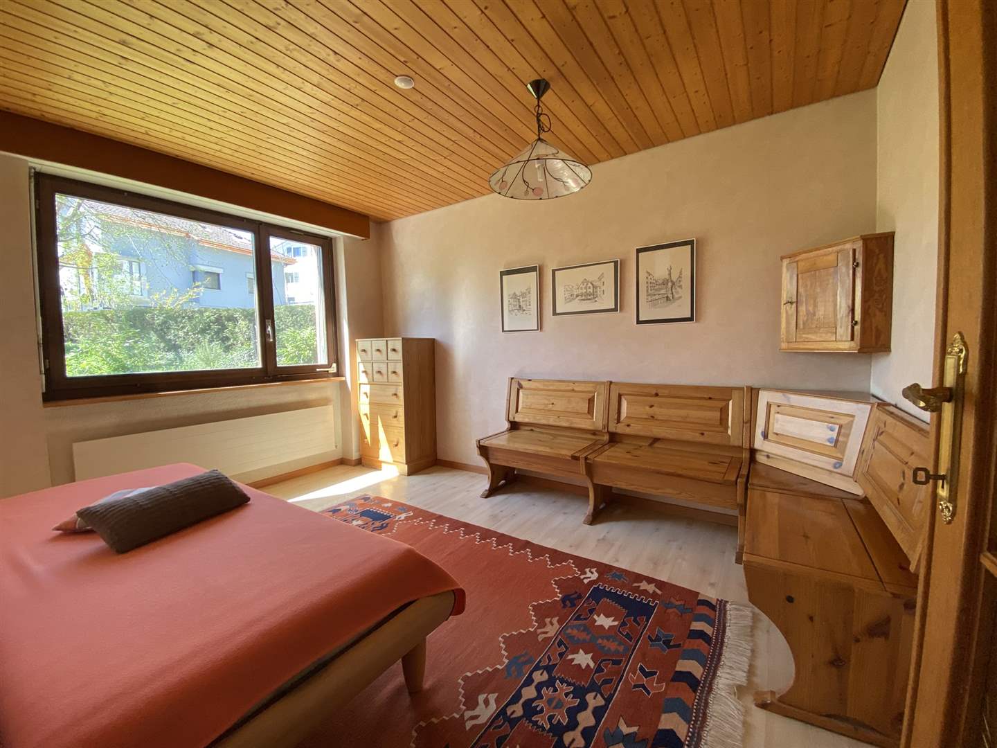 Gemütliches Schlafzimmer mit Holzausstattung