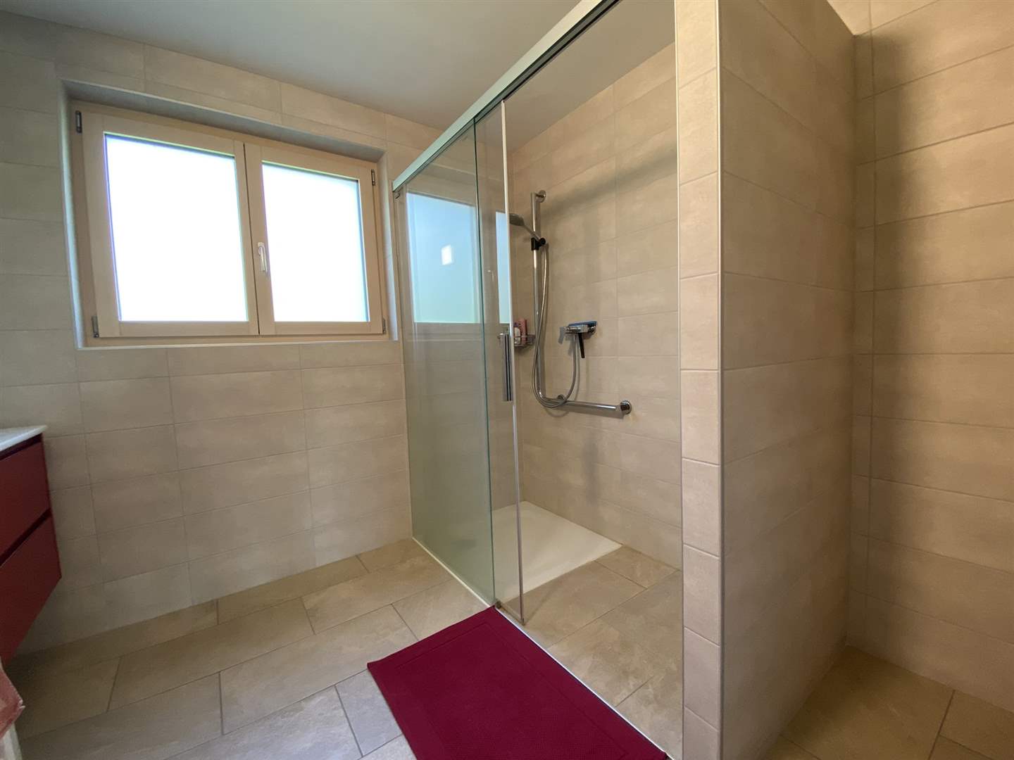 Modernes Badezimmer mit begehbarer Dusche