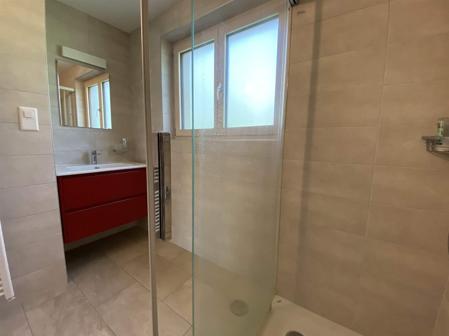 Modernes Badezimmer mit begehbarer Dusche