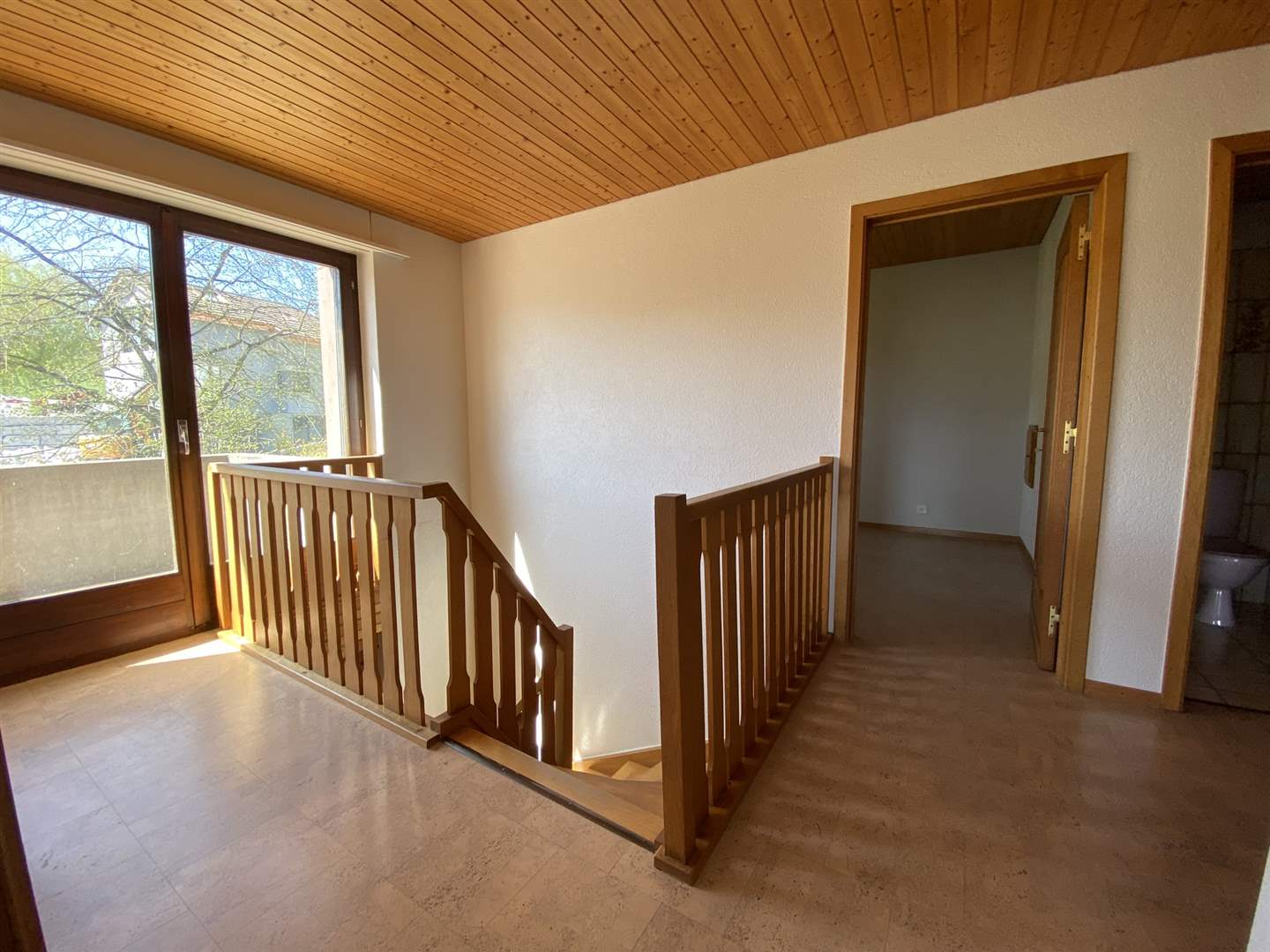 Flur mit Treppe und Holzverkleidung