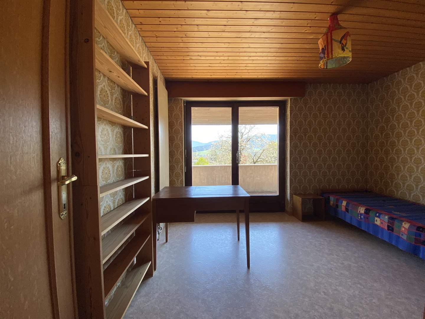 Schlafzimmer mit Balkonblick