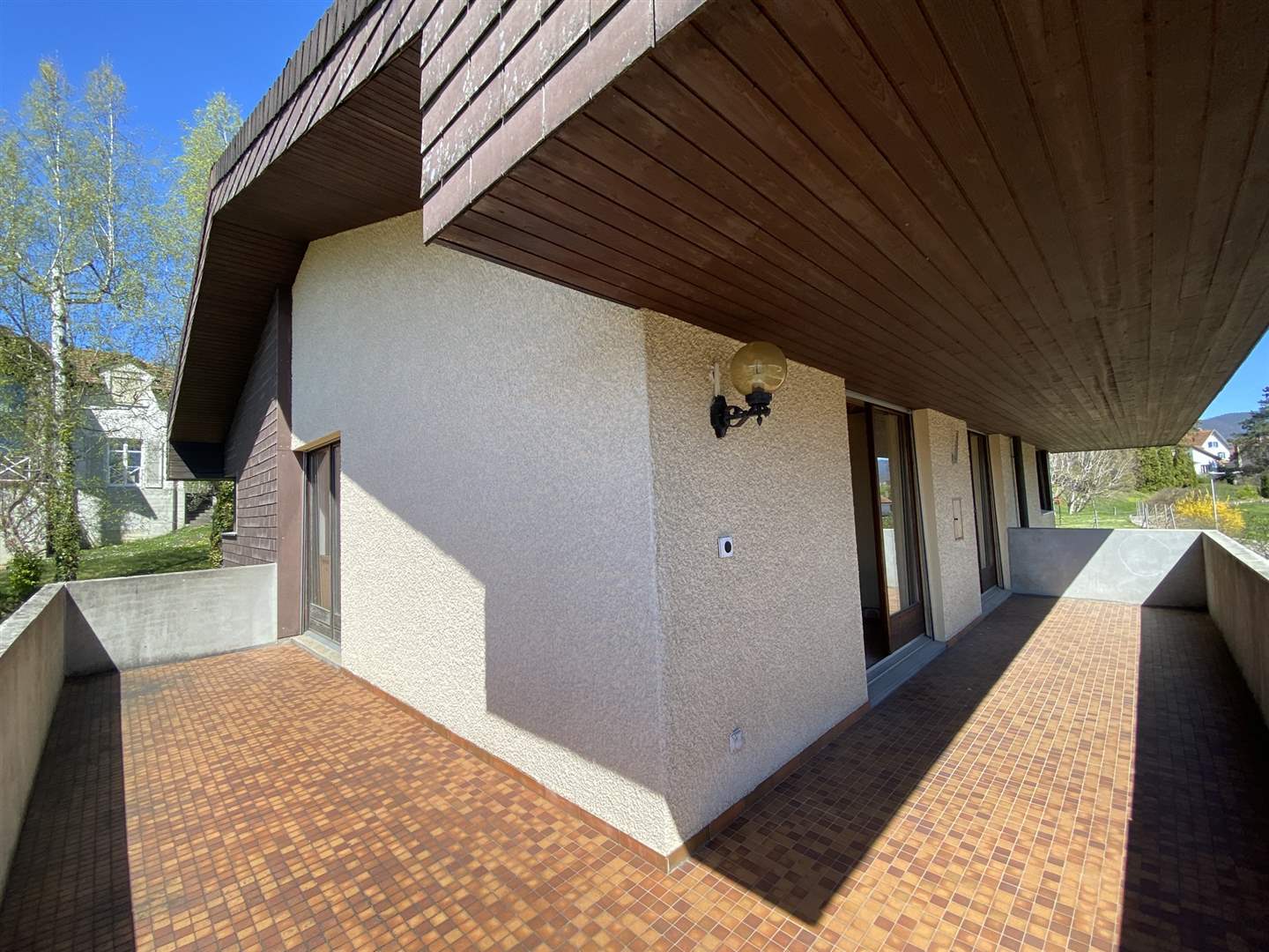 Große Dachterrasse an einem Wohnhaus