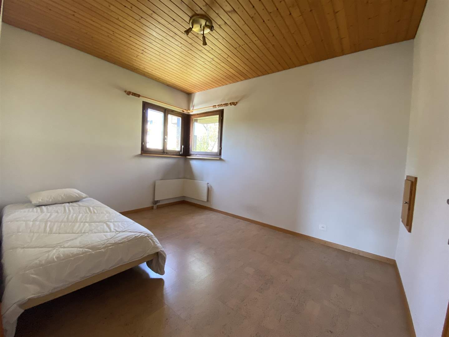Schlafzimmer mit Holzdecke