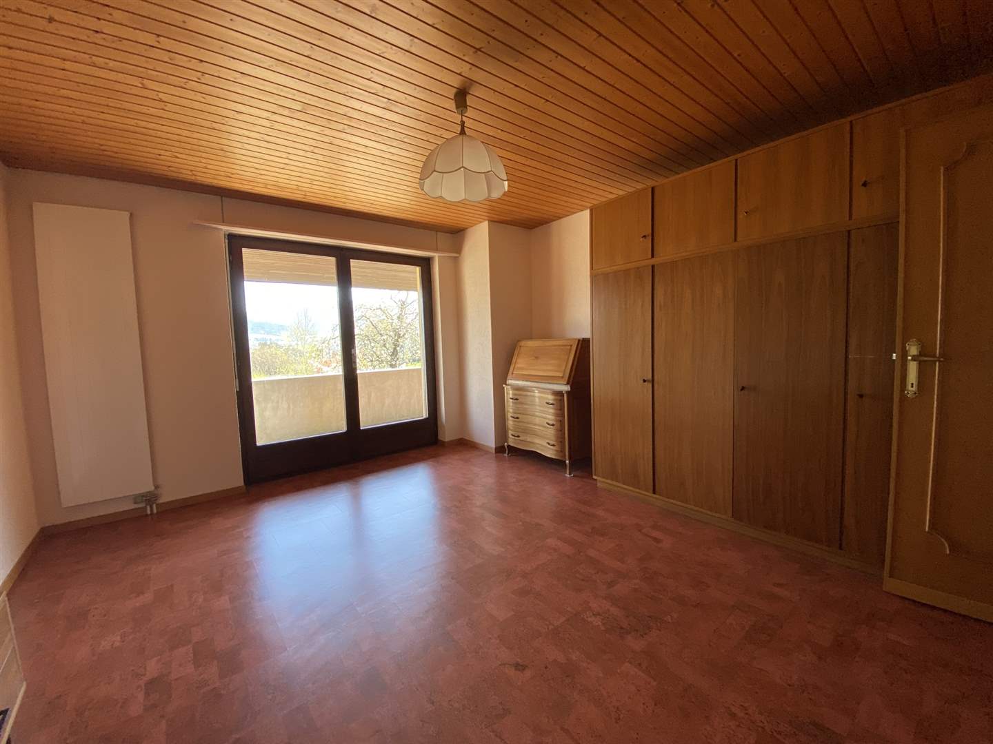 Leeres Zimmer mit Holzausstattung