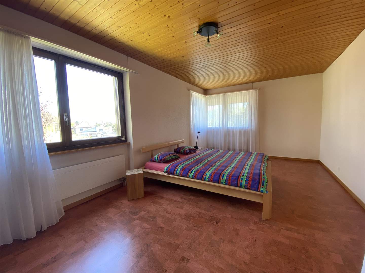 Schlafzimmer mit Holzdecke