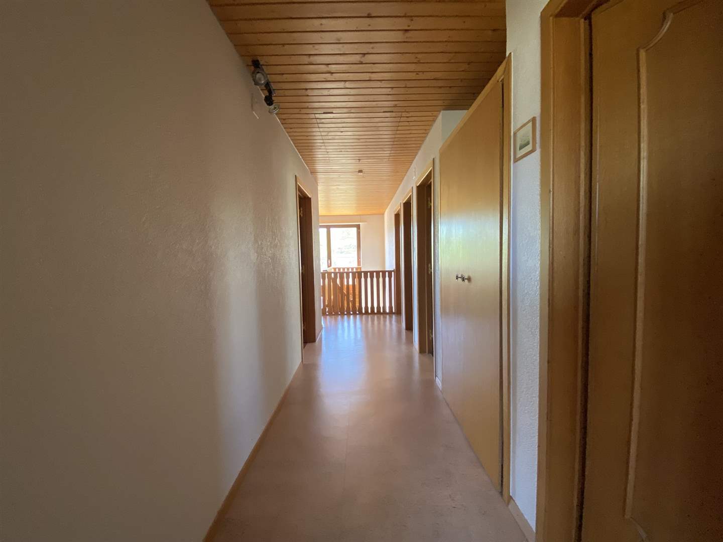 Flur mit Holzdecke und Türen