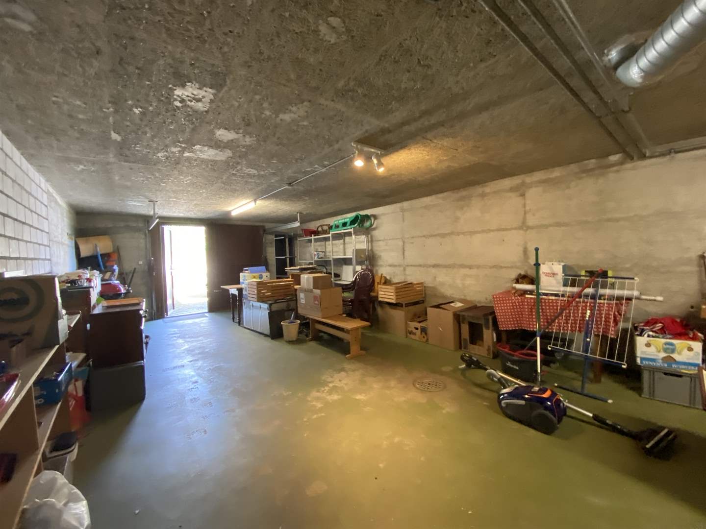 Keller- bzw. Garagenraum mit Abstellfläche