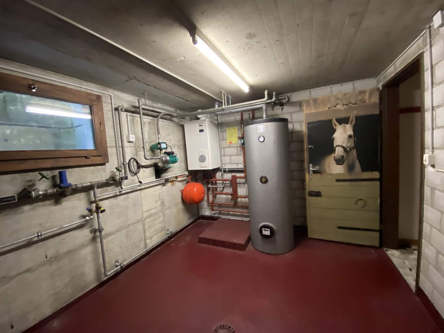 Heizungs- und Technikraum mit Stalltür