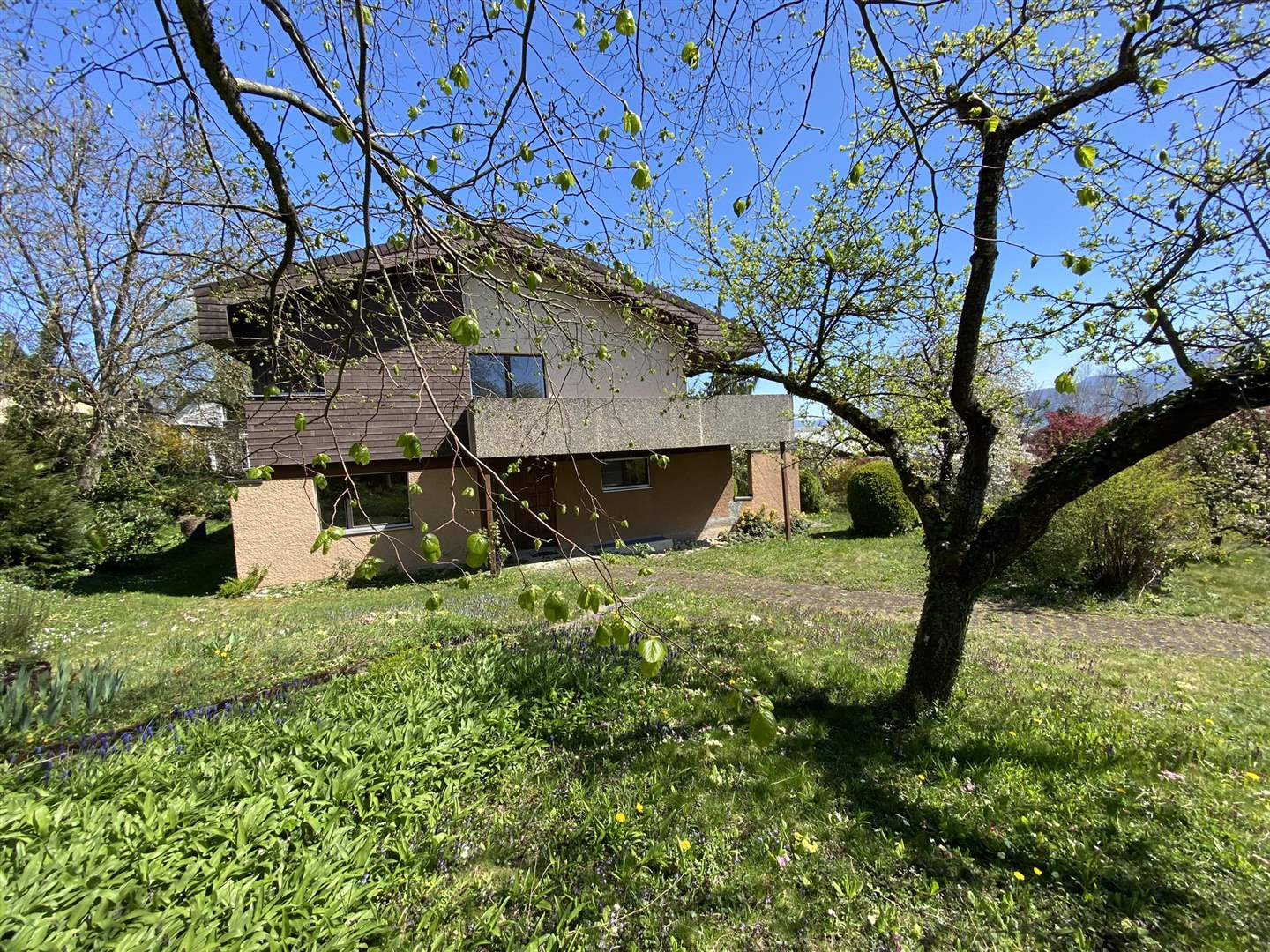 Wohnhaus mit Garten