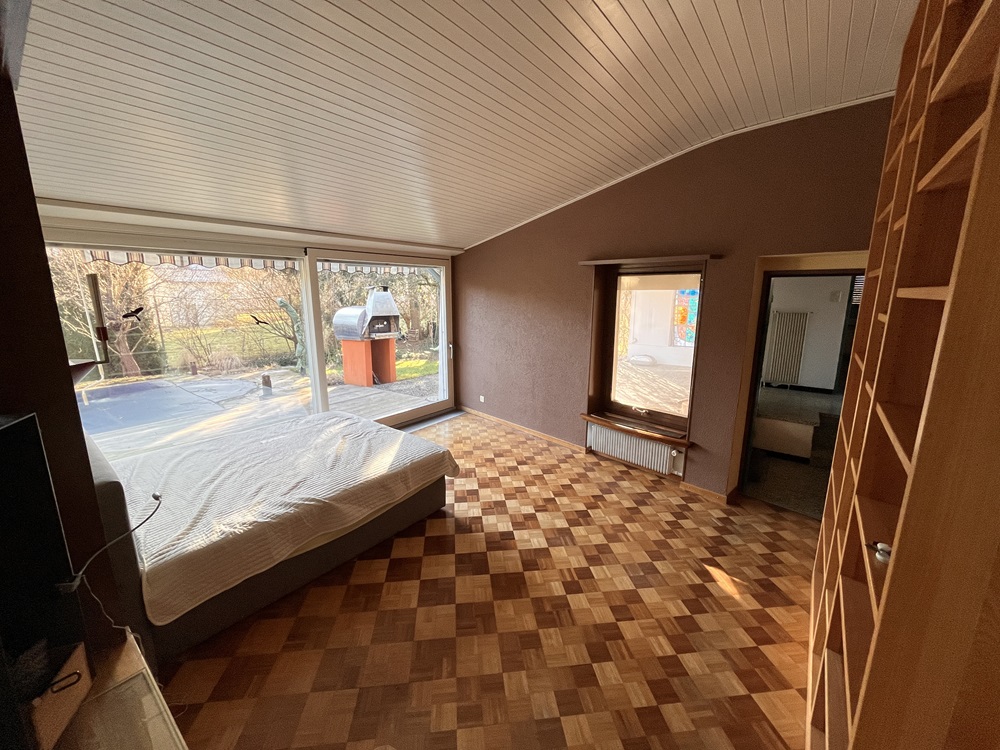Schlafzimmer mit großer Fensterfront