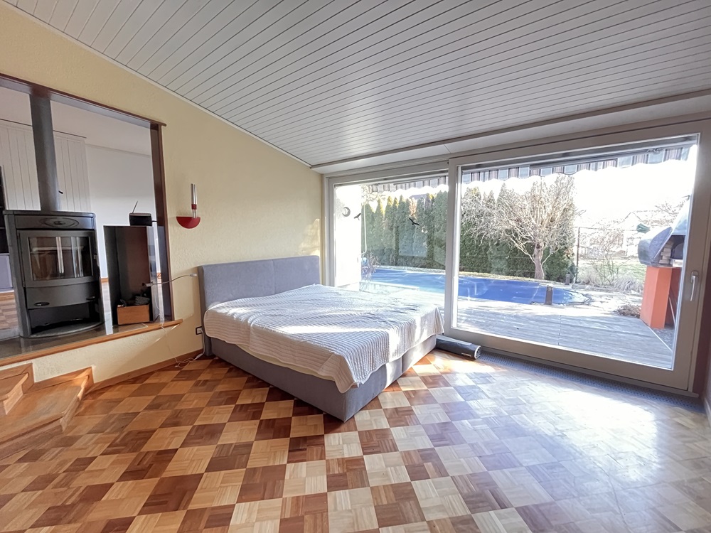 Schlafzimmer mit Blick auf Terrasse und Pool