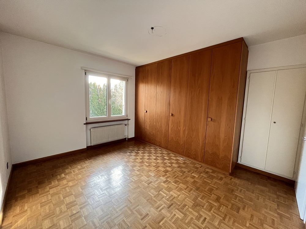Leeres Schlafzimmer mit Einbauschrank