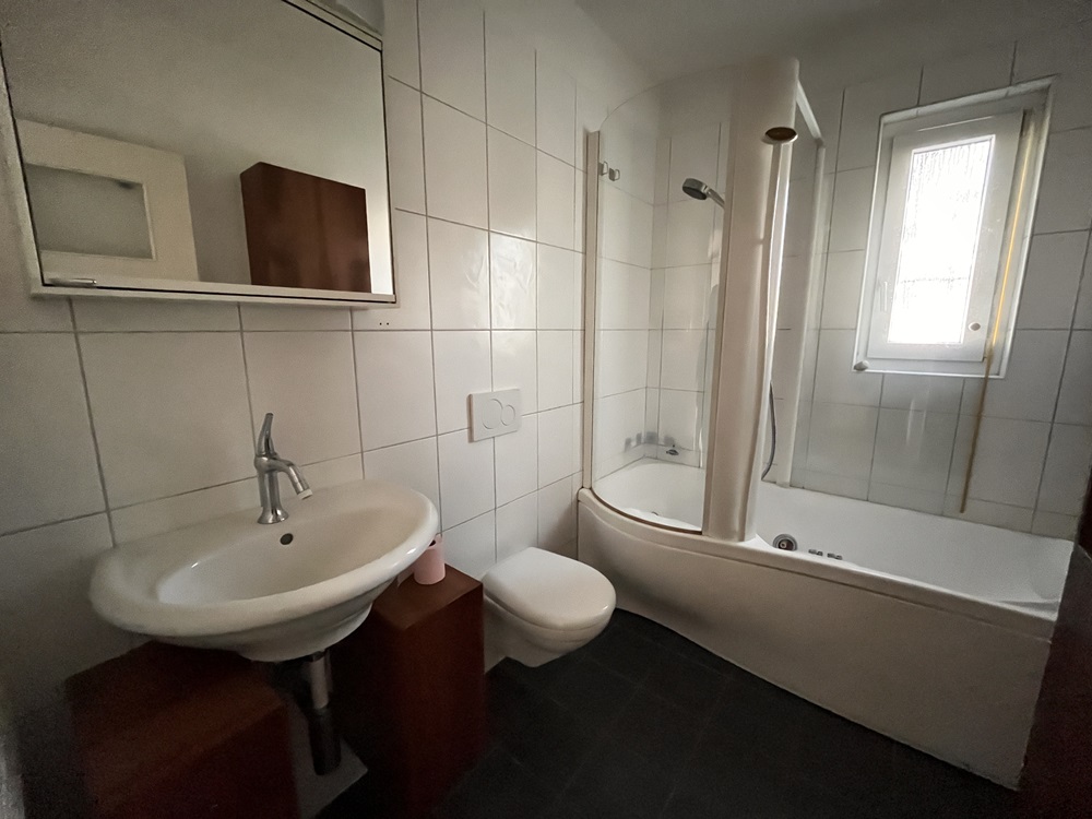 Badezimmer mit Badewanne und Waschbecken