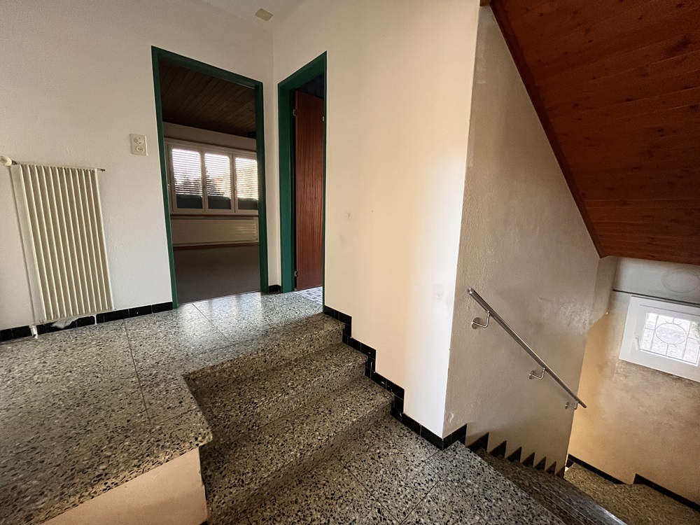 Treppenhaus mit Flur und Türöffnungen