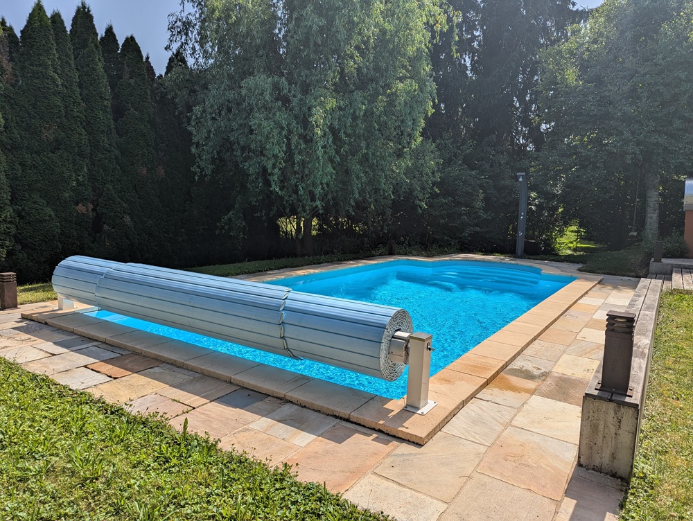 Außenbereich mit Pool und Garten