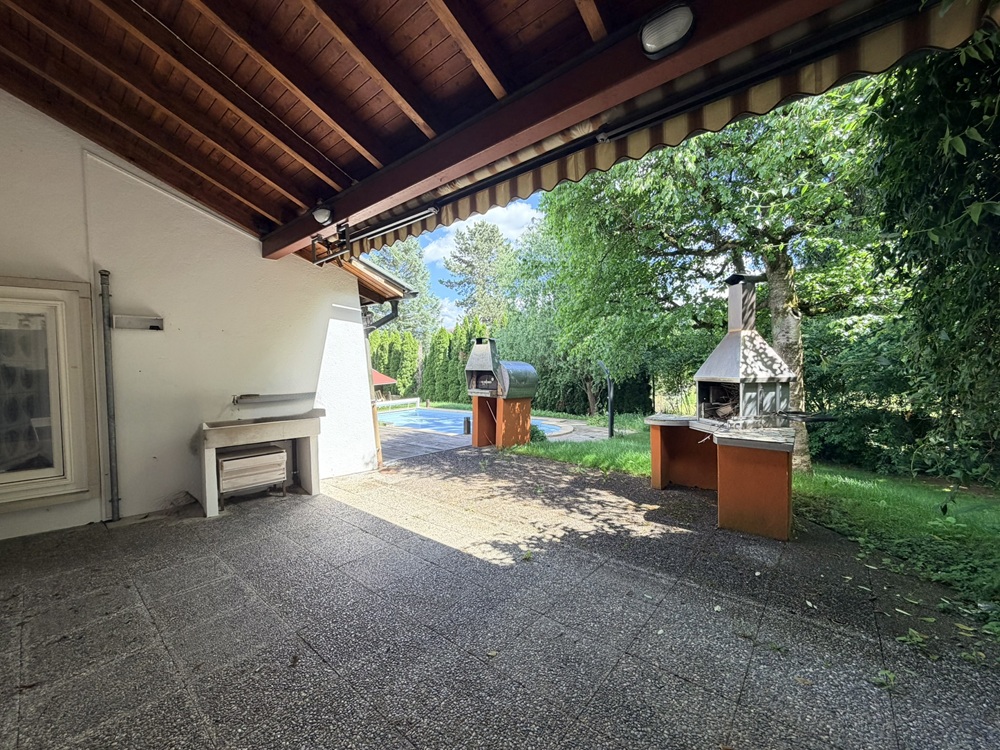 Überdachte Terrasse mit Außenkamin