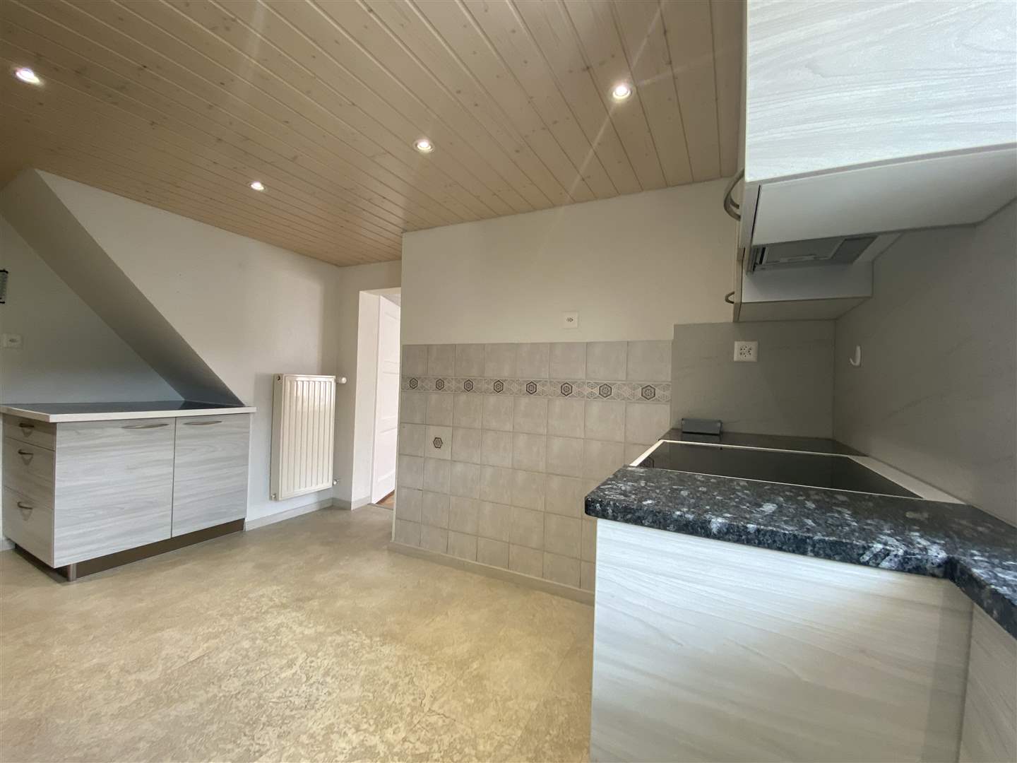 Kleine Küche mit Holzdecke