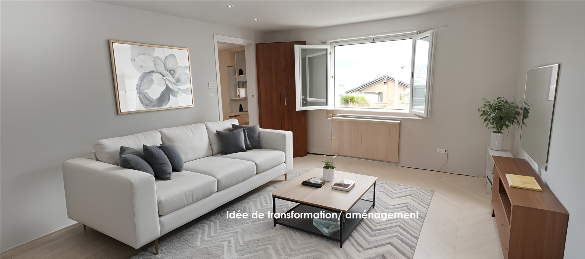 Helles Wohnzimmer mit Sofa und offenem Fenster