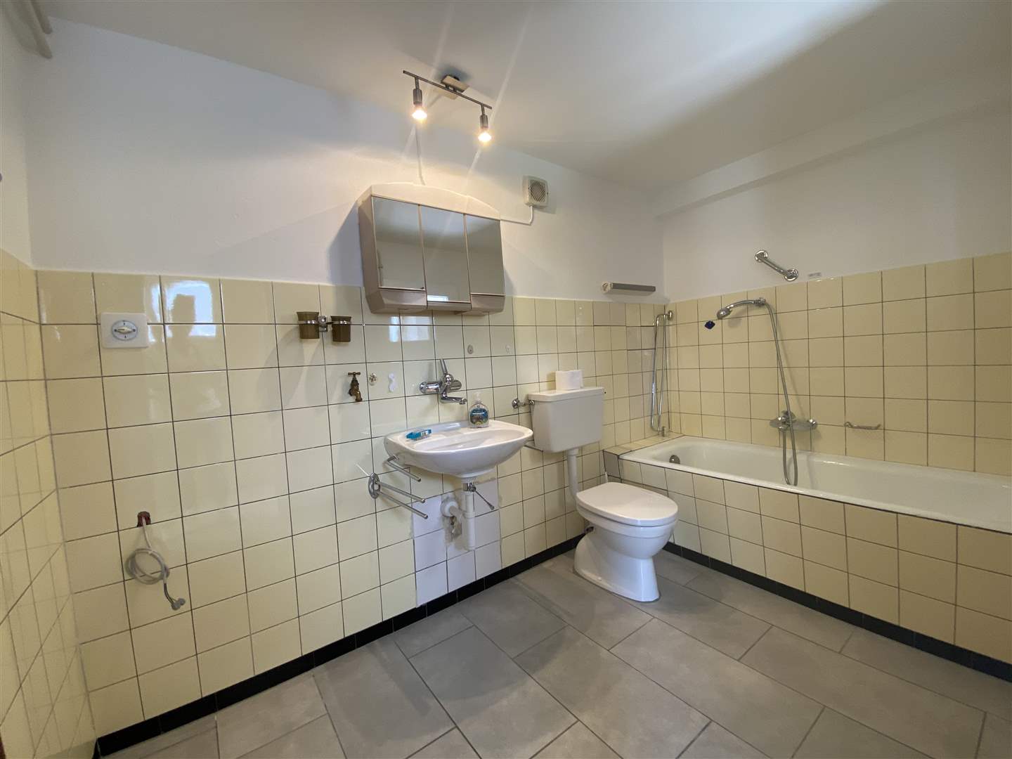 Badezimmer mit Wanne und Wandfliesen