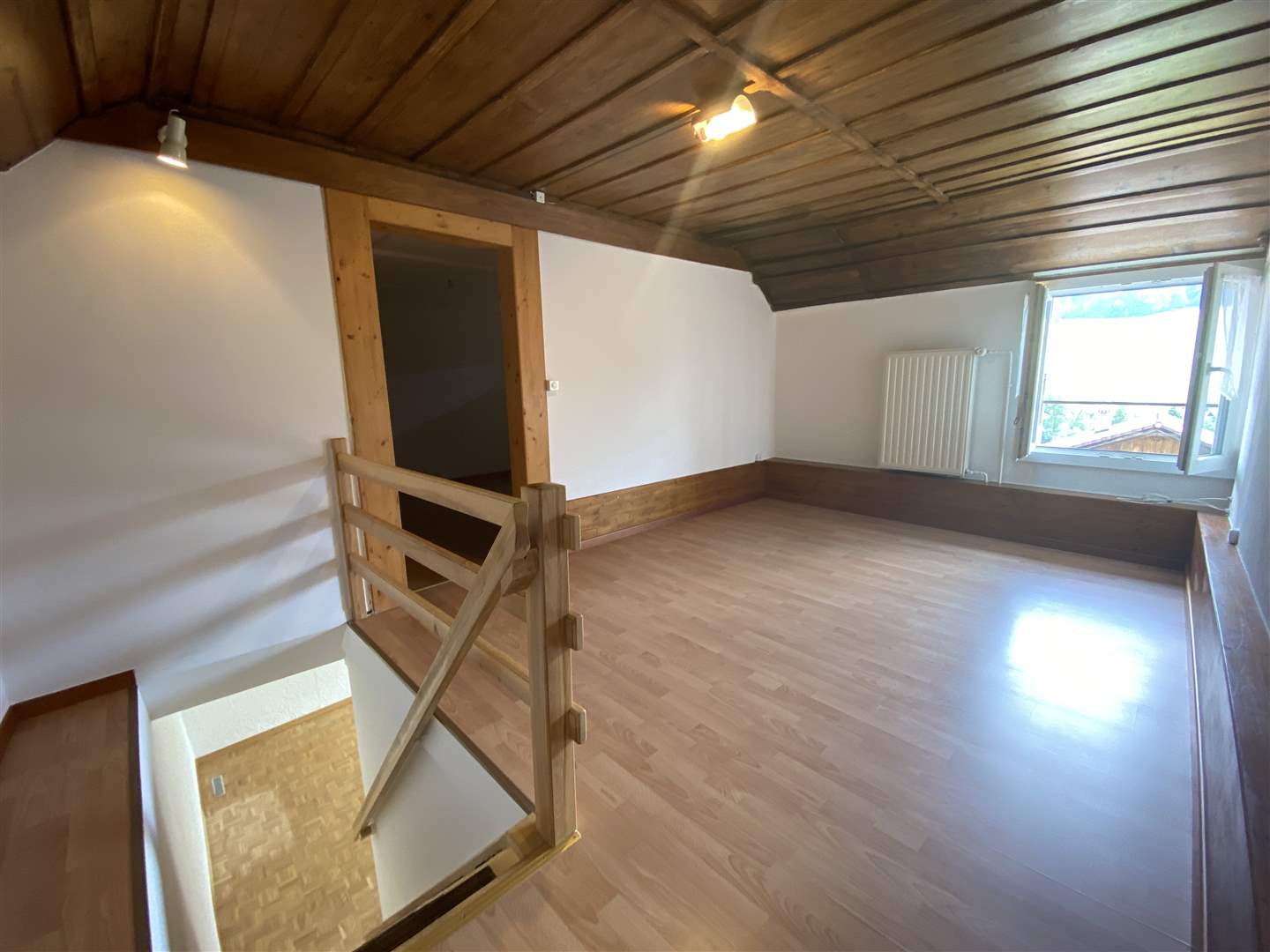 Ausgebauter Dachraum mit Holzdecke