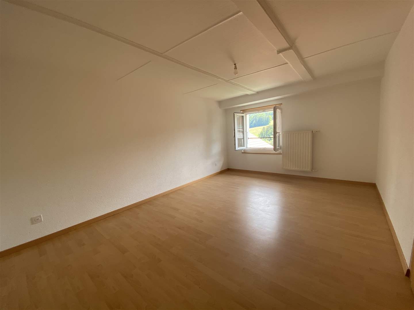 Leerer heller Raum mit Fenster