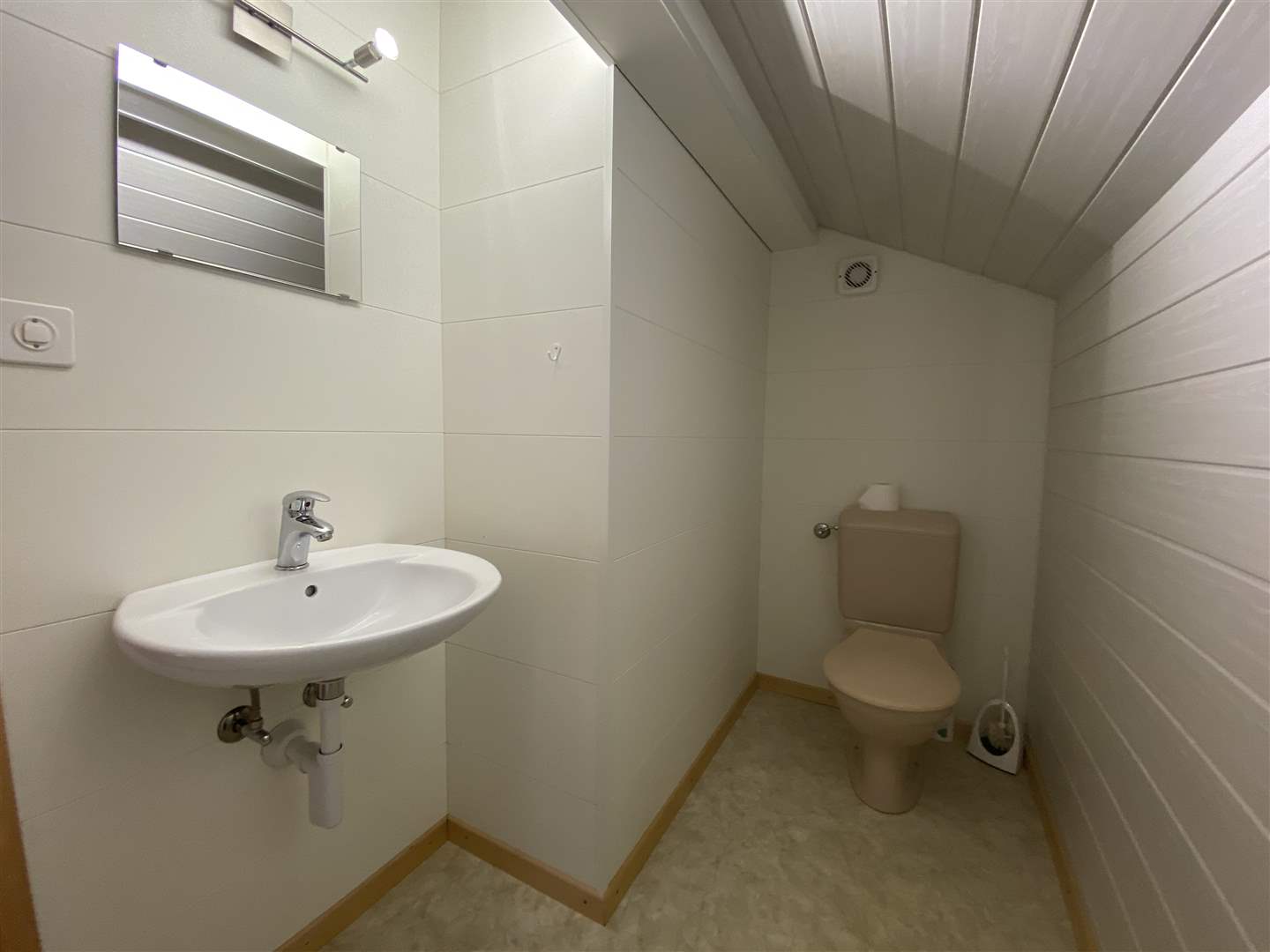 Kleines Gäste-WC mit Dachschräge