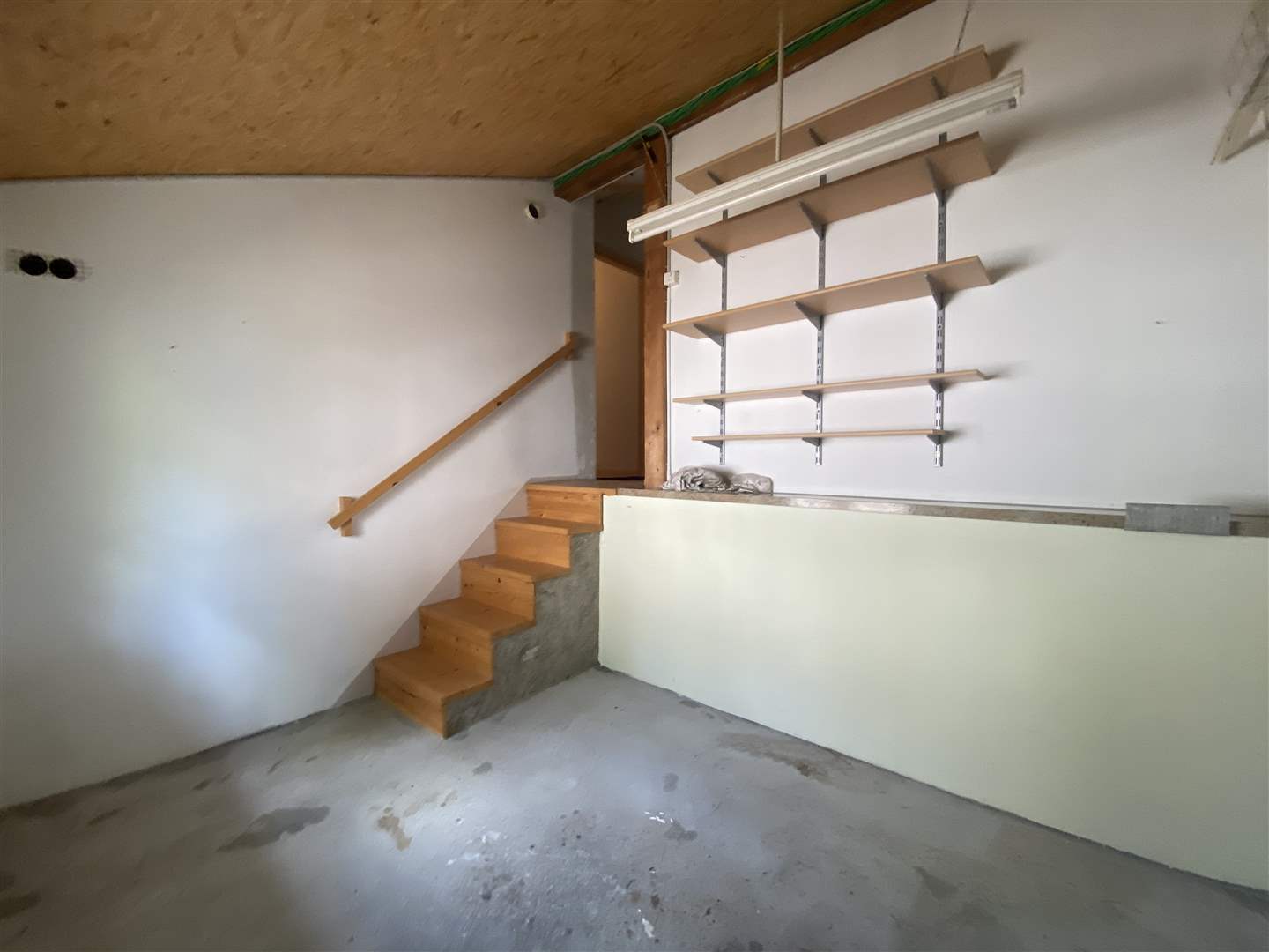 Kellerraum mit Treppe und Regalen