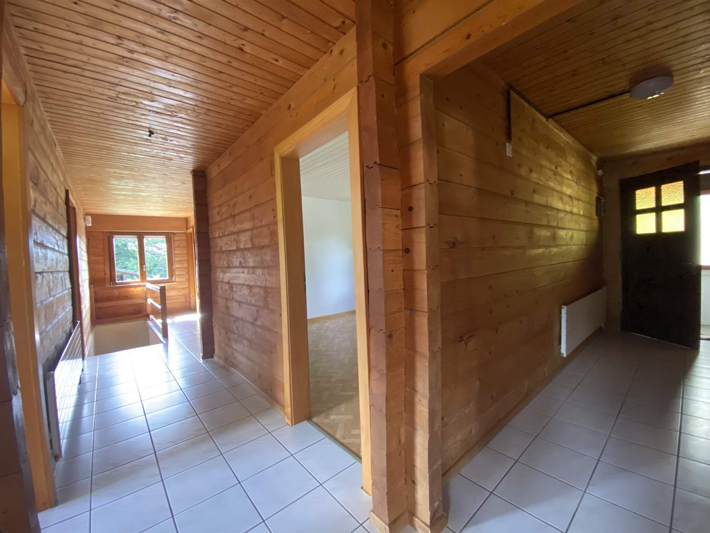 Flur in Holzhaus mit Treppe