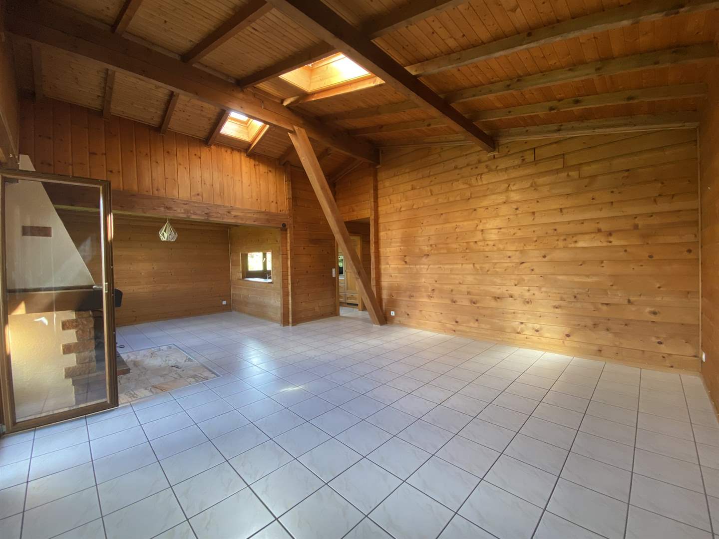 Holzverkleideter Raum mit Kachelfußboden