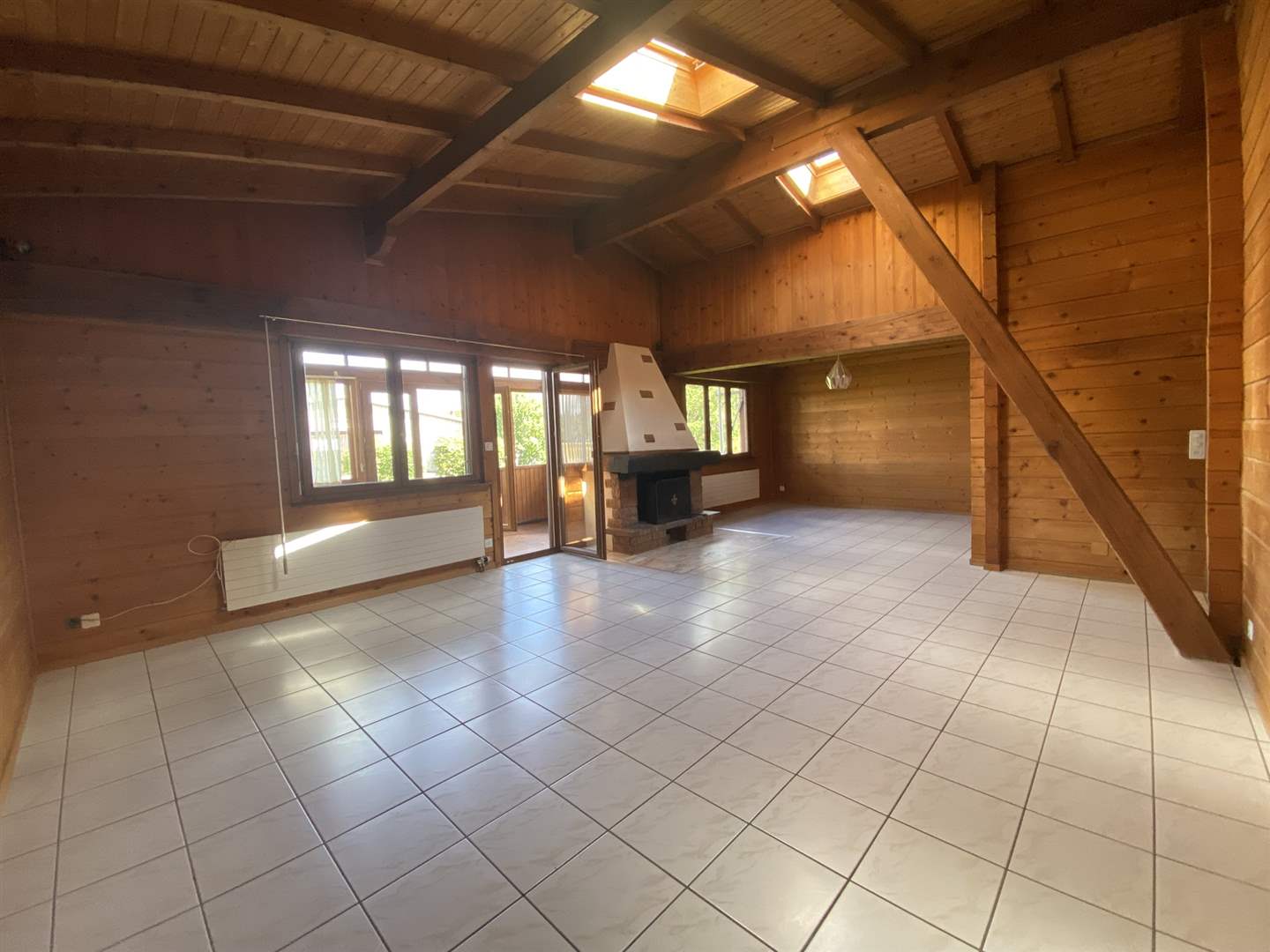 Holzverkleideter Wohnraum mit Kamin