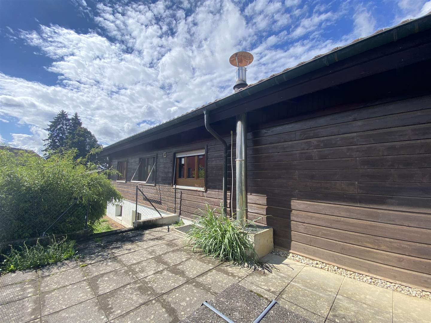 Außenansicht eines Holzhauses mit Terrasse