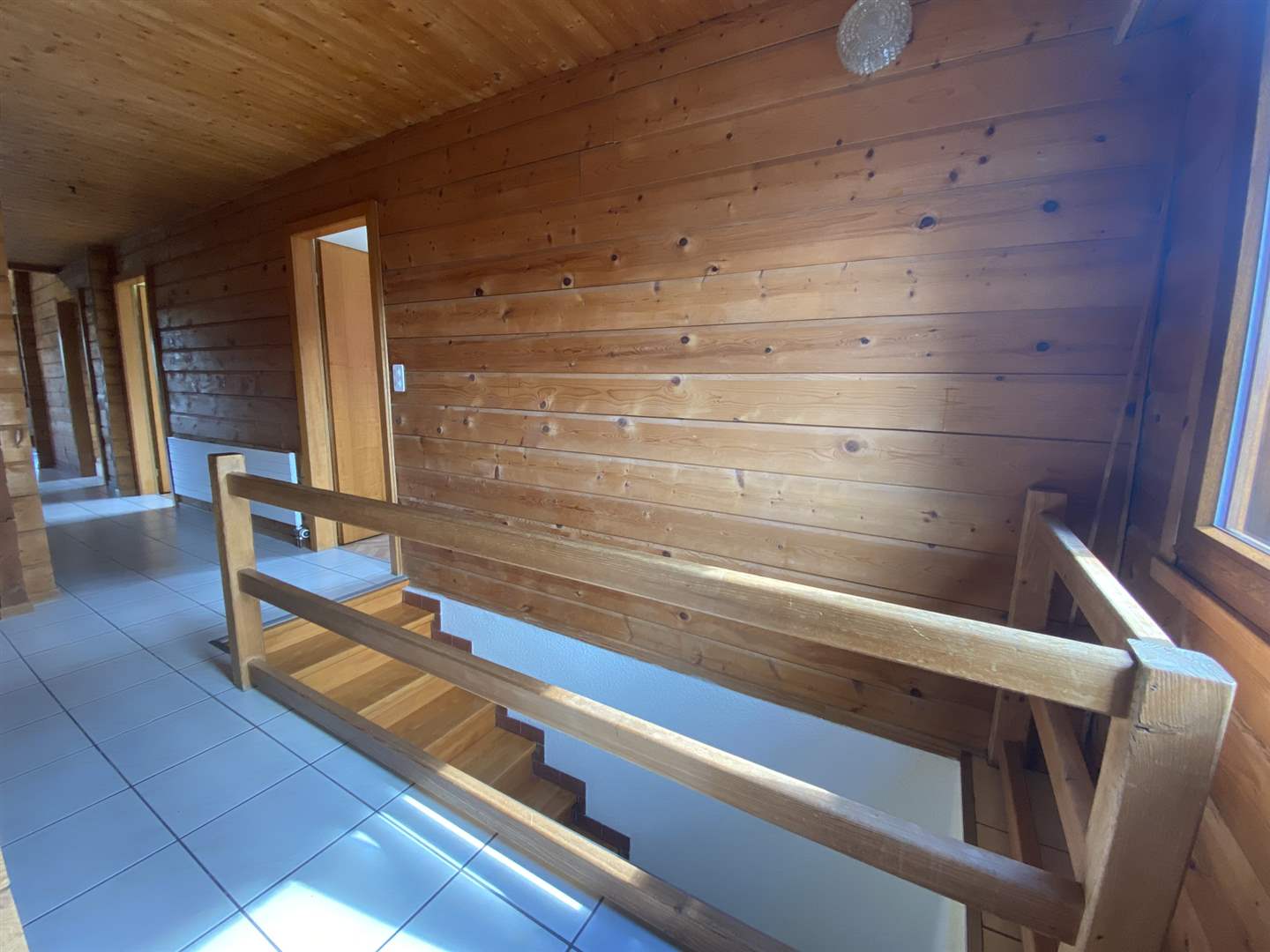 Holztreppenhaus mit Galerie
