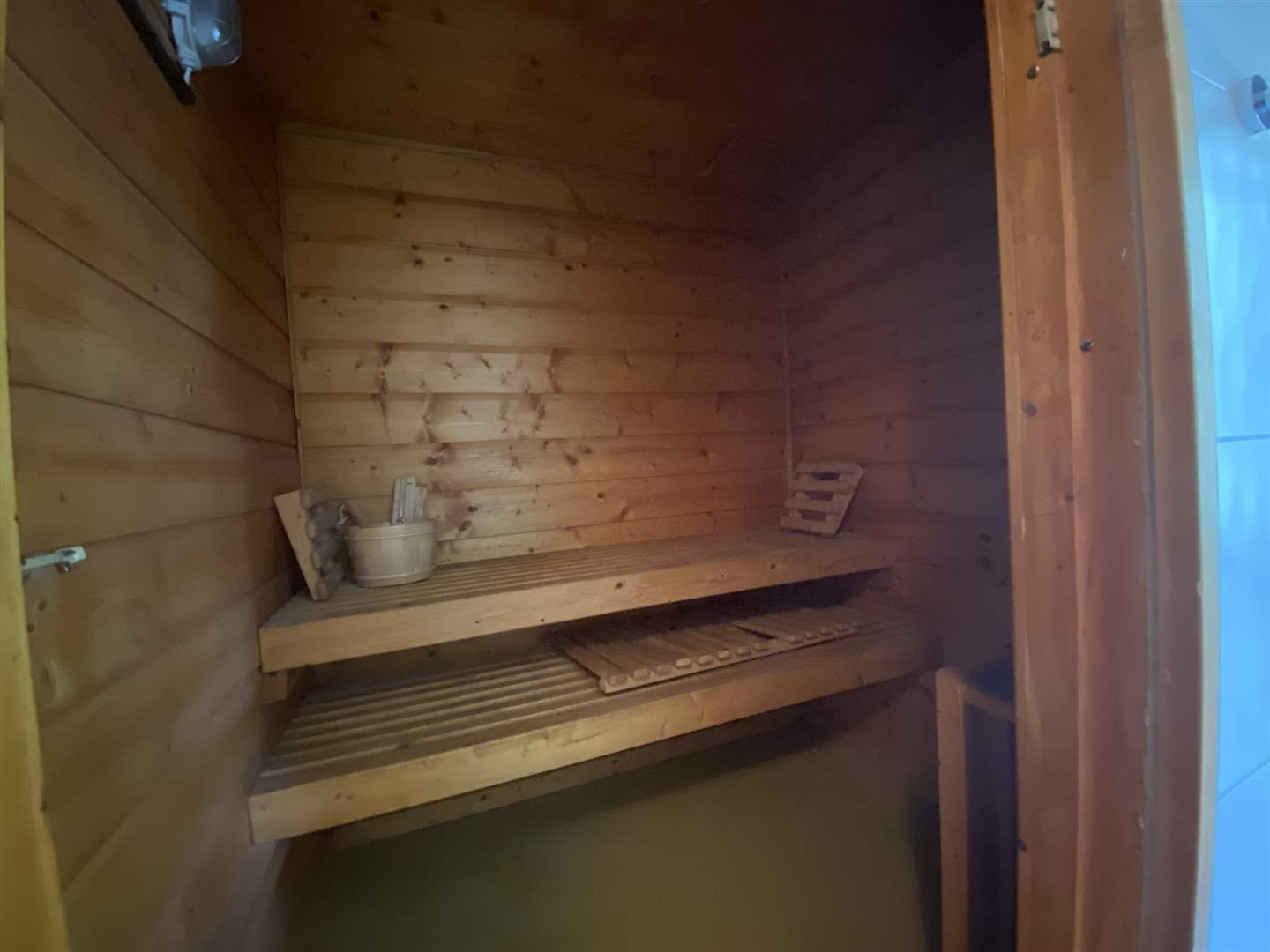 Holzsauna mit Bänken
