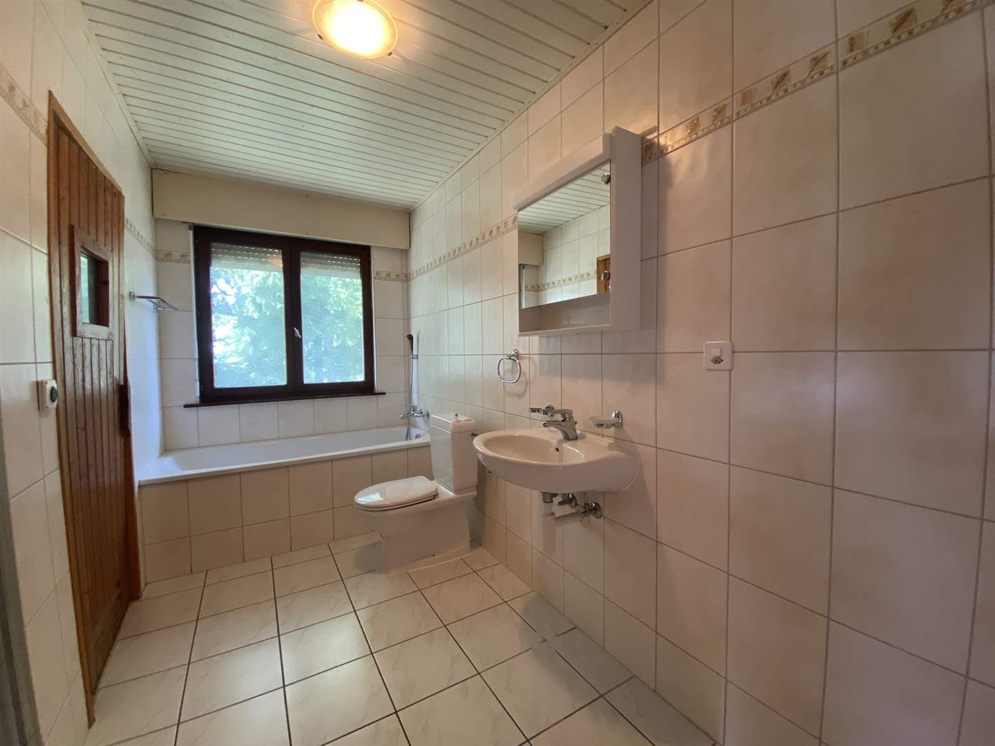 Badezimmer mit Badewanne und WC