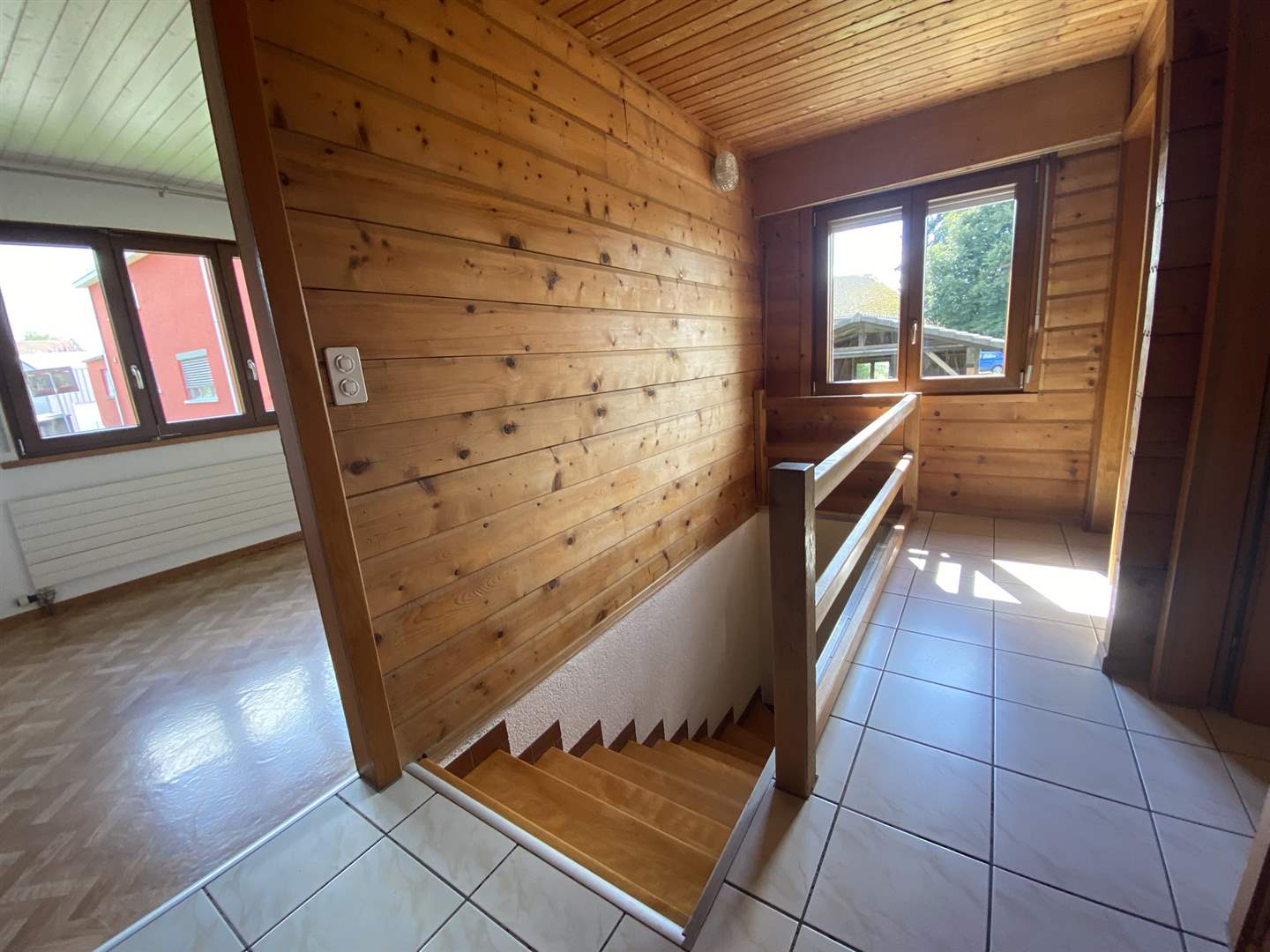 Holzvertäuften Flur mit Treppe
