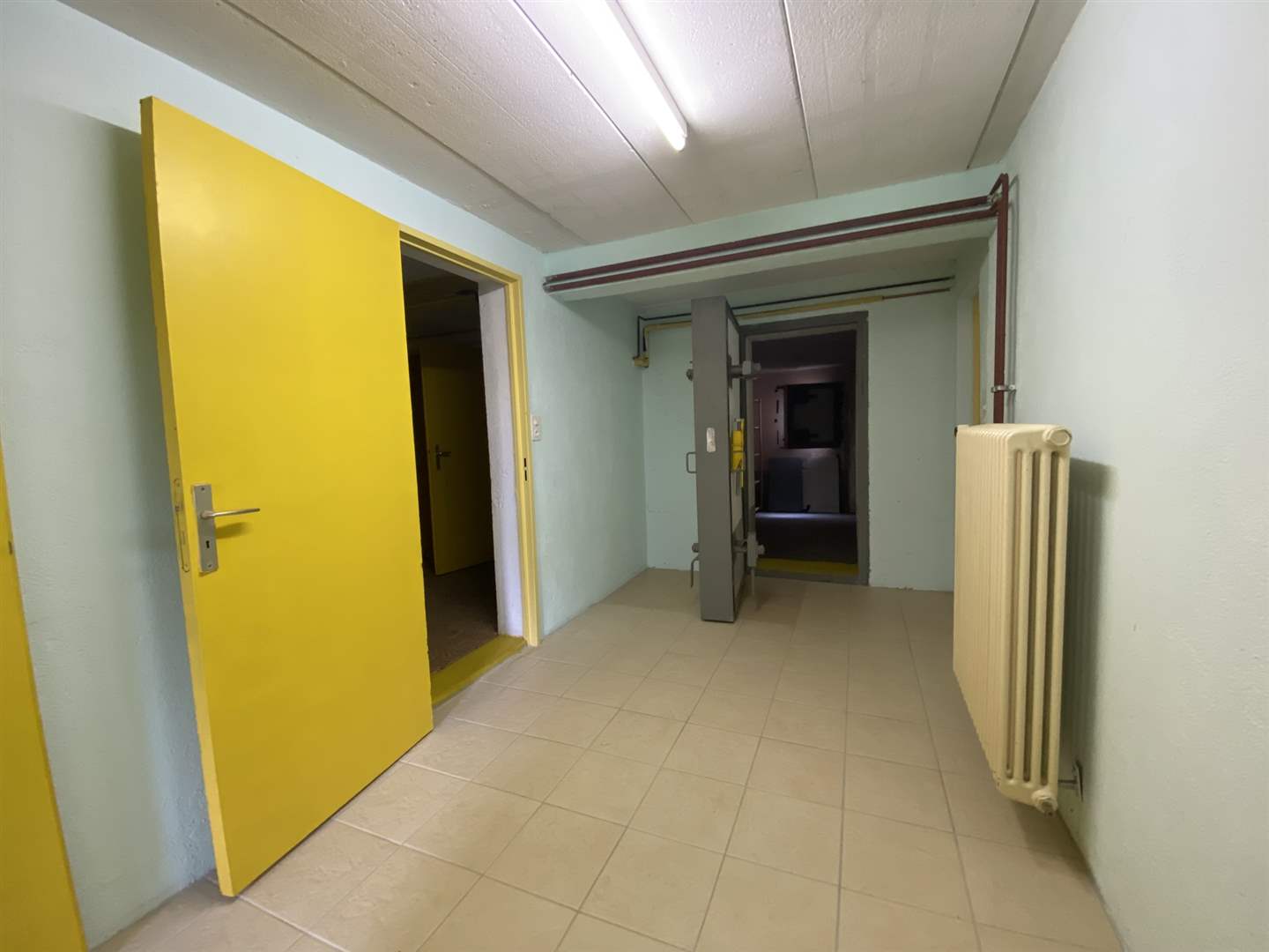 Kleiner Flur mit offener gelber Tür