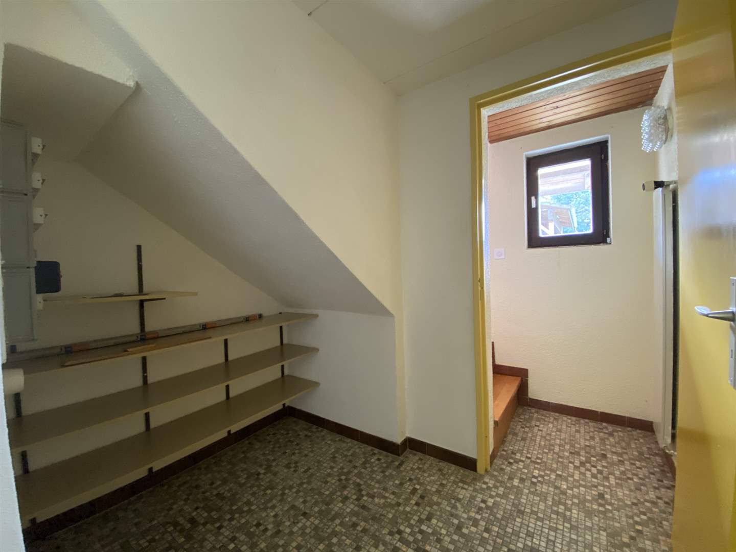 Unter der Treppe mit Abstellregalen