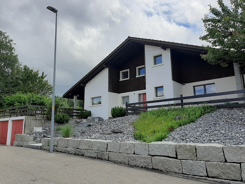 Einfamilienhaus mit Hanglage und Schieferdach