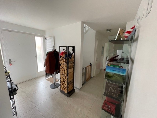 Heller Flur mit Garderobe