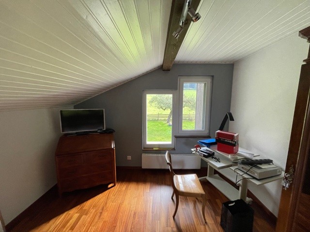 Dachgeschosszimmer mit Arbeitsplatz