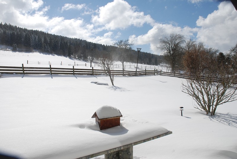 Verschneiter Außenbereich mit weiter Landschaft