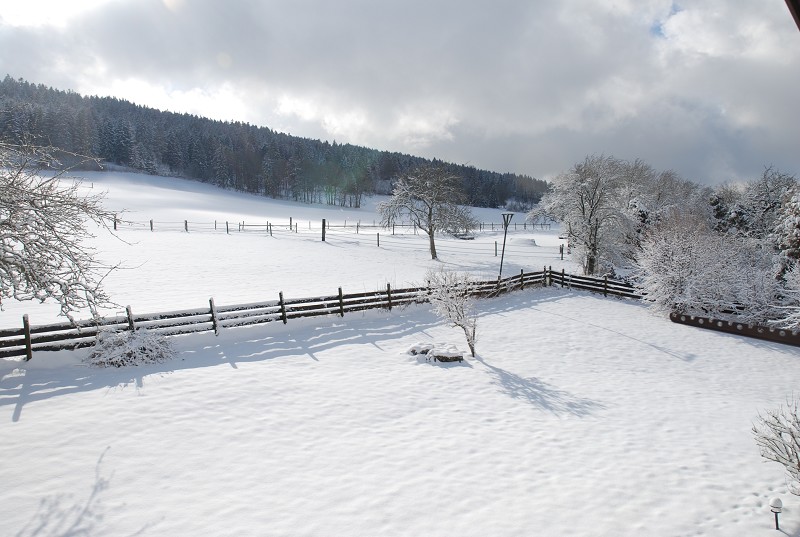 Verschneite Landschaft mit weitem Ausblick