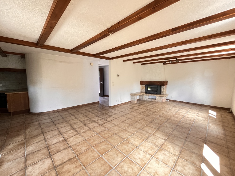 Wohnzimmer mit sichtbarem Kamin