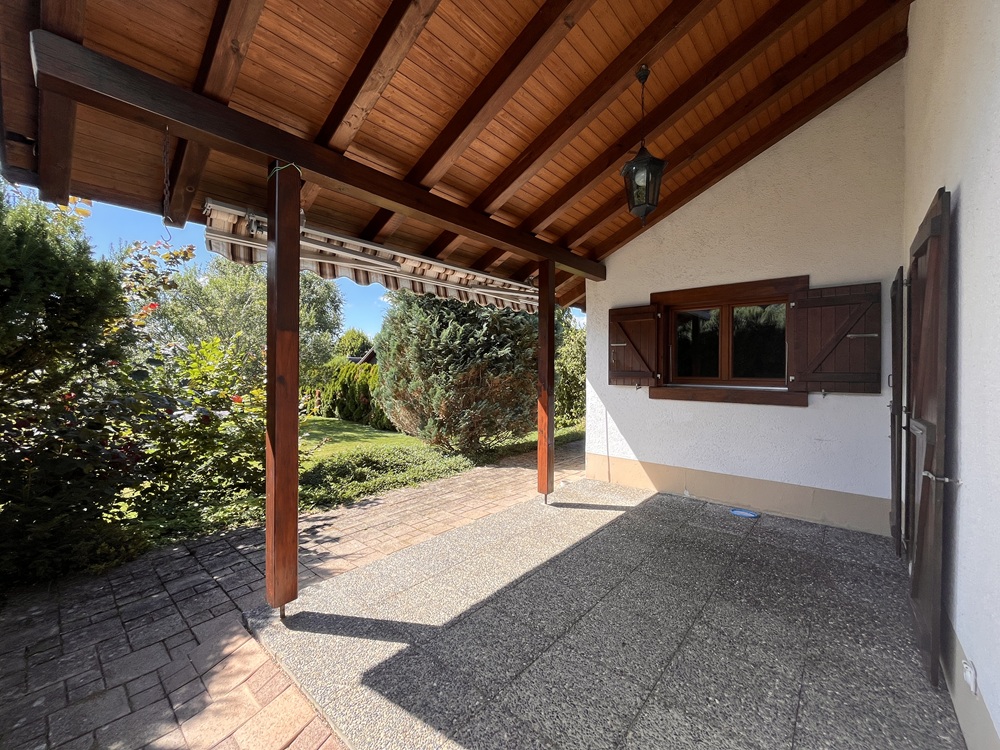Überdachte Terrasse mit Gartenblick