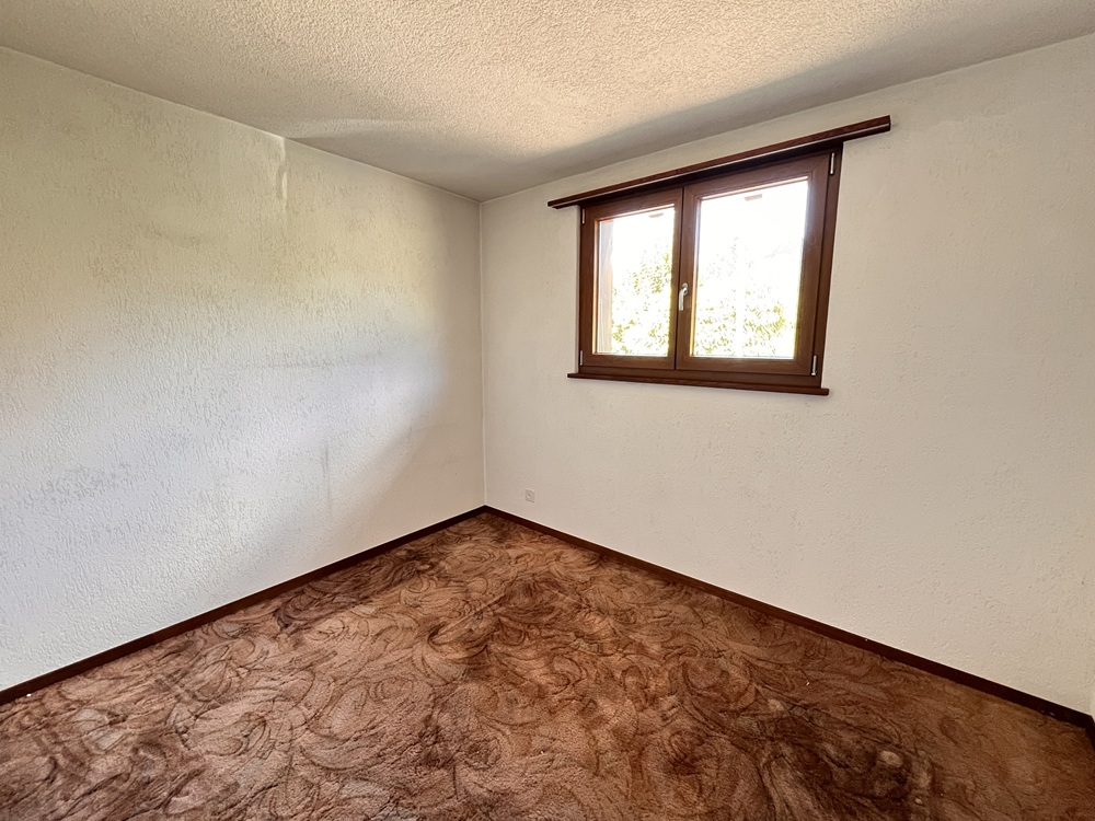 Kleiner leerer Raum mit Fenster